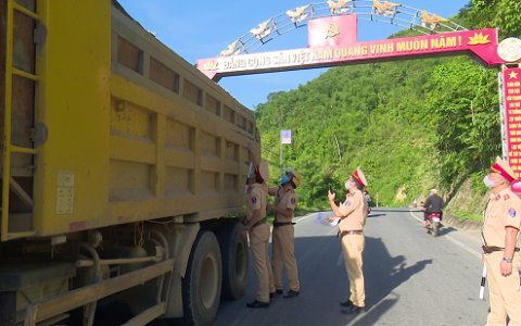 Công an huyện Quan Sơn ra quân xử lý xe quá trọng tải