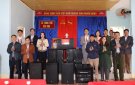 Cán bộ và nhân dân bản Tong, xã Trung Tiến đón nhận quà của đồng chí Bí thư Tỉnh ủy trao tặng